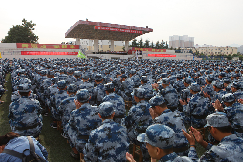 学院领导,相关部门负责人,承担新生军训的中国人民解放军96741部队